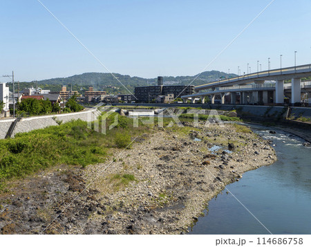 兵庫県川西市の絹延橋から眺める猪名川沿いの風景 114686758