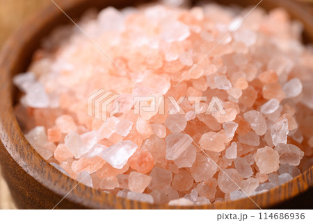 Organic Himalayan pink salt in wooden bowl, Healthy food ingredient 114686936