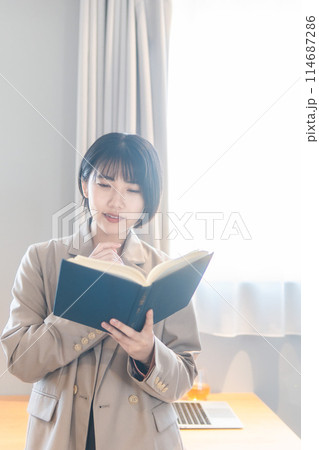 自宅で勉強をする女性/読書/リスキリング 自宅で勉強をする女性/読書/リスキリング 114687286