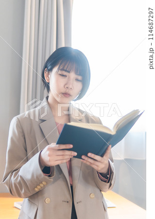 自宅で勉強をする女性/読書/リスキリング 自宅で勉強をする女性/読書/リスキリング 114687297