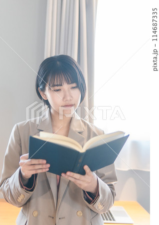 自宅で勉強をする女性/読書/リスキリング 114687335