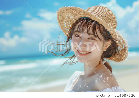 リゾート ビーチを歩く若い女性 リゾート ビーチを歩く若い女性 114687526