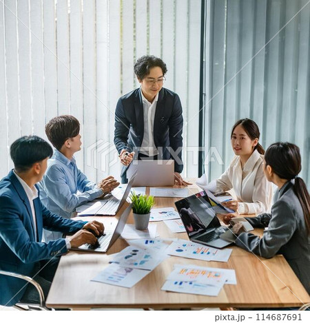 ミーティングをするビジネスパーソン（AI生成素材） 114687691