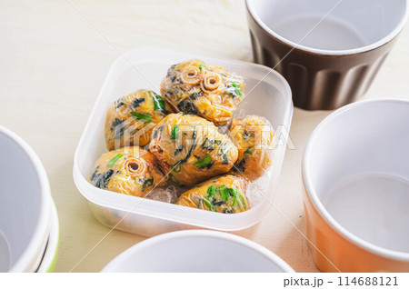 保存容器に入れた味噌玉 114688121