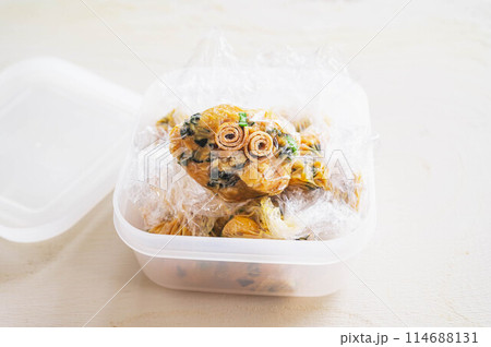 保存容器に入れた味噌玉 114688131