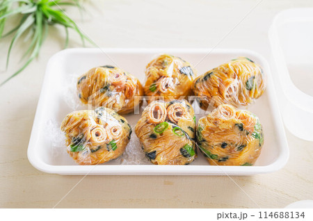 ラップに包んだ味噌玉 114688134