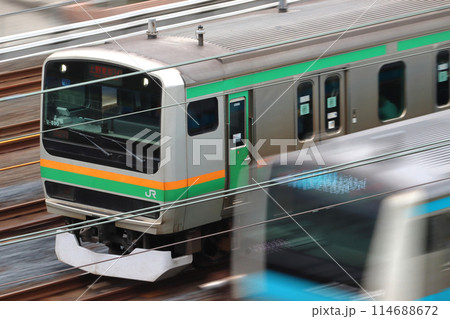 上野東京ラインE231系と離合する京浜東北線E233系（埼玉県南部） 114688672