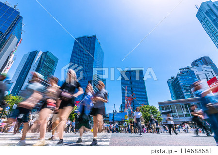 日本の東京都市景観 復活インバウンド…外国人観光客らで賑わう渋谷スクランブル交差点などを望む＝17日 114688681