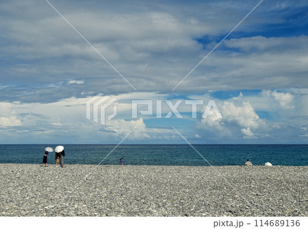 青空と雲、海を眺めて立話 114689136