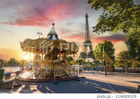 Carousel in the center of Paris Carousel in the center of Paris 114689326