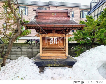 北海道 雪が積もった札幌水天宮の境内社 北海道 雪が積もった札幌水天宮の境内社 114689383