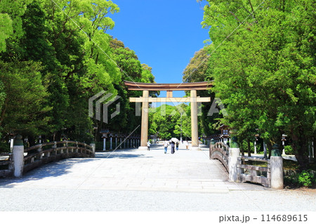 【奈良県】快晴の橿原神宮の第二鳥居 114689615