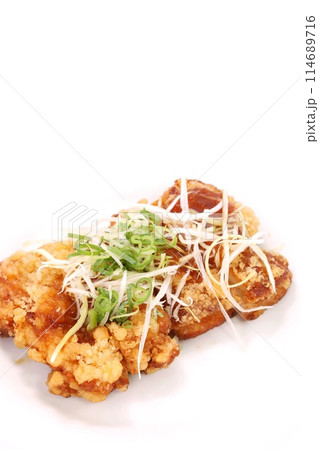 鶏の竜田揚げ　鶏肉料理　明るい背景 114689716
