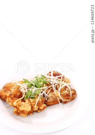 鶏の竜田揚げ 鶏肉料理 明るい背景 鶏の竜田揚げ 鶏肉料理 明るい背景 114689723
