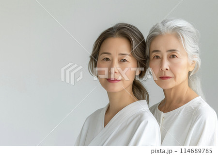 白背景のミドルエイジの女性とその母親のポートレート　AI生成画像 114689785
