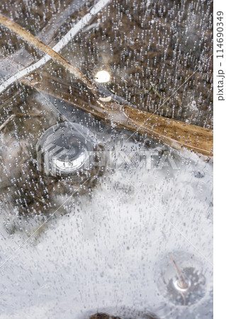 春先の鷲ヶ岳スキー場に出来た薄氷（岐阜県郡上市高鷲町大鷲）※作品コメント欄に撮影位置 114690349