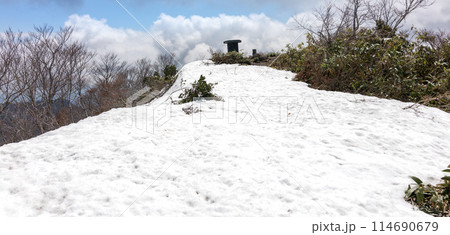 残雪の鷲ヶ岳（岐阜県郡上市高鷲町大鷲）※作品コメント欄に撮影位置 114690679