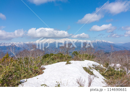 残雪の鷲ヶ岳の大展望（岐阜県郡上市高鷲町大鷲）※作品コメント欄に撮影位置 114690681