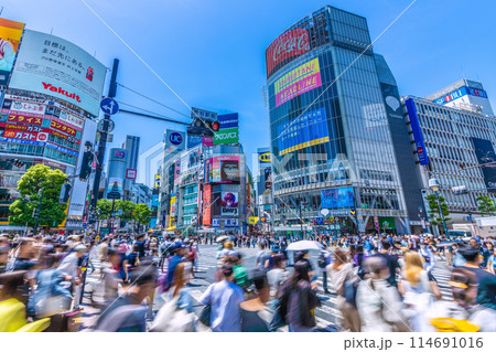 日本の東京都市景観4万ドル突破NYダウ…を伝える渋谷駅前のニュース速報=5月17日 日本の東京都市景観4万ドル突破NYダウ…を伝える渋谷駅前のニュース速報=5月17日 114691016