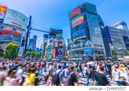 日本の東京都市景観4万ドル突破NYダウ…を伝える渋谷駅前のニュース速報=5月17日 日本の東京都市景観4万ドル突破NYダウ…を伝える渋谷駅前のニュース速報=5月17日 114691017