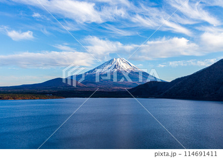 山梨県南巨摩郡身延町中ノ倉　富士山と本栖湖のある風景 114691411