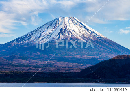 山梨県南巨摩郡身延町中ノ倉 富士山と本栖湖のある風景 山梨県南巨摩郡身延町中ノ倉 富士山と本栖湖のある風景 114691419
