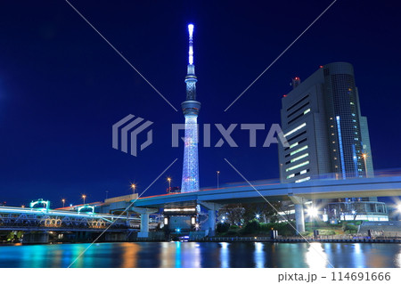 ライトアップされた東京スカイツリー ライトアップされた東京スカイツリー 114691666