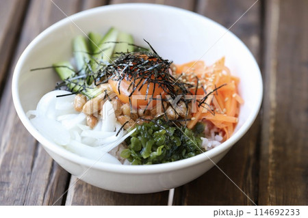 甘酢漬け野菜たっぷりのヘルシー納豆丼 114692233