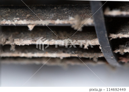 エアコンのファンの汚れ　カビ　ホコリ 114692449