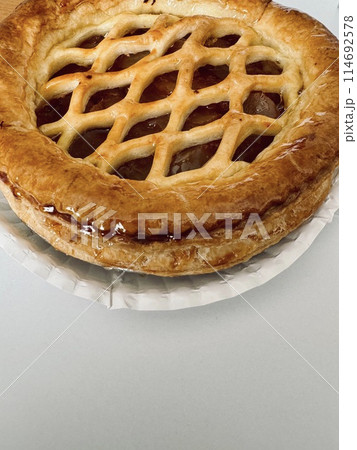 ワンホールのリンゴたっぷりアップルパイ 焼き菓子 ワンホールのリンゴたっぷりアップルパイ 焼き菓子 114692578