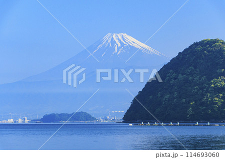 駿河湾から望む、海越しの世界遺産の富士山の春・初夏 駿河湾から望む、海越しの世界遺産の富士山の春・初夏 114693060