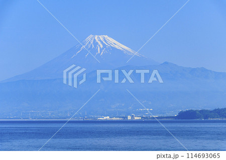 駿河湾から望む、海越しの世界遺産の富士山の春・初夏 駿河湾から望む、海越しの世界遺産の富士山の春・初夏 114693065