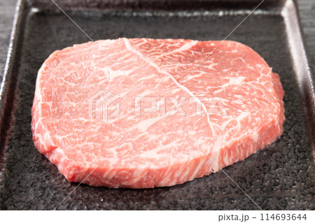 美味しい黒毛和牛のモモ肉の生肉 美味しい黒毛和牛のモモ肉の生肉 114693644
