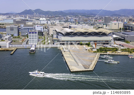 博多ポートタワー展望室から見える博多埠頭の風景（福岡県福岡市） 114693895