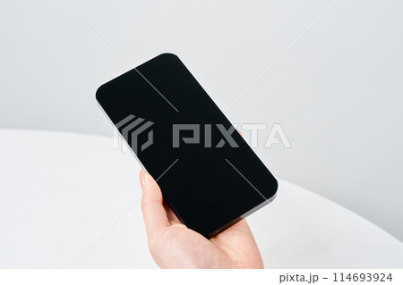 スマートフォンを持つ女性の手元 114693924