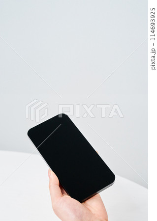 スマートフォンを持つ女性の手元 114693925