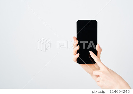 スマートフォンを操作する女性の手元 スマートフォンを操作する女性の手元 114694246