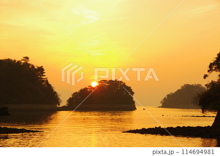 有明海に浮かぶ小島と夜明け 114694981