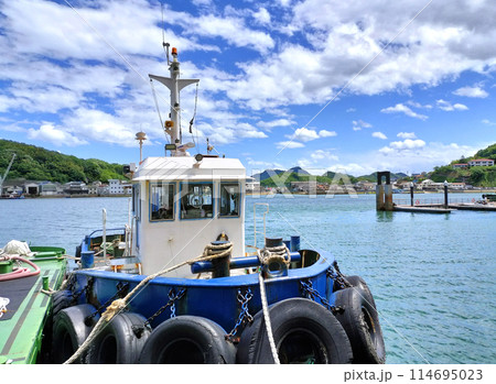 広島県尾道市と向島を流れる尾道水道 広島県尾道市と向島を流れる尾道水道 114695023