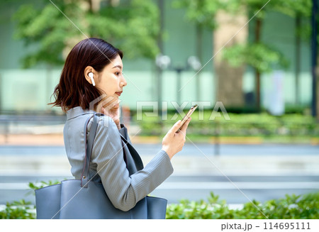通勤するオシャレなビジネスウーマン 通勤するオシャレなビジネスウーマン 114695111