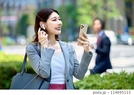 通勤するオシャレなビジネスウーマン 114695113