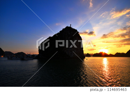 ベトナム、世界遺産ハロン湾の夕日 ベトナム、世界遺産ハロン湾の夕日 114695463