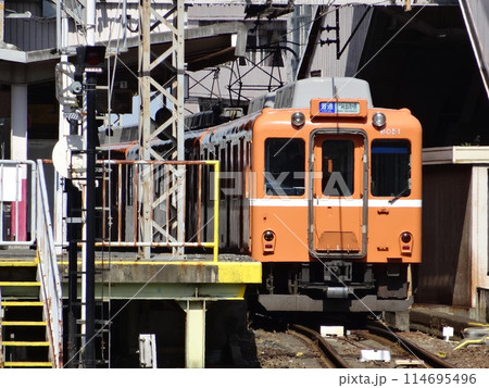藤井寺駅に停車中の「近鉄6000系電車(6051F:復刻ラビットカー塗装)」 藤井寺駅に停車中の「近鉄6000系電車(6051F:復刻ラビットカー塗装)」 114695496