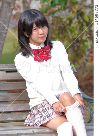 靴下を履く高校生　オーバーニーソックス 114695772