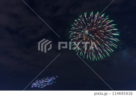 夜空を彩る花火とドローンの共演 埼玉県の写真素材 [114695816] - PIXTA