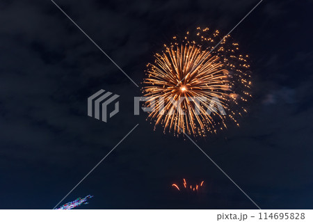 夜空を彩る花火とドローンの共演 埼玉県 夜空を彩る花火とドローンの共演 埼玉県 114695828