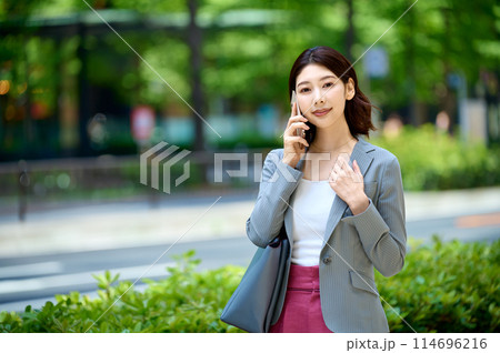 スマホで話すビジネスウーマン 114696216