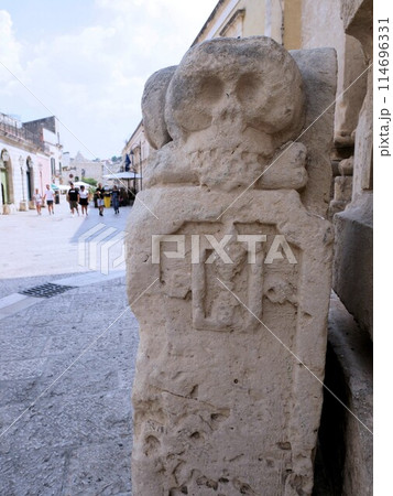 プルガトリオ教会と骸骨のモニュメント　（イタリア　マテーラ） 114696331