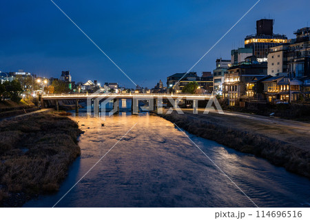 夜の鴨川 114696516