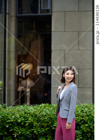 通勤するオシャレなビジネスウーマン 114696536